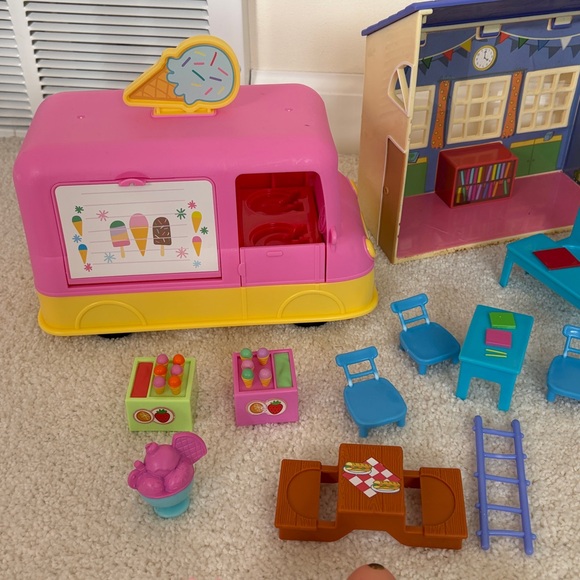 Peppa Pig School, Ice Cream Truck and Trolley Lot - Picture 2 of 11